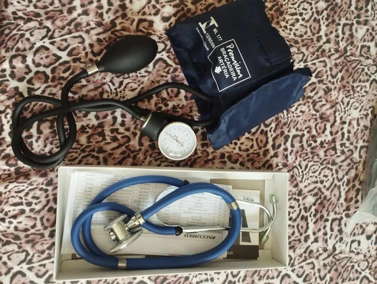 Estetoscópio e Esfigmomanômetro Aneróide Premium