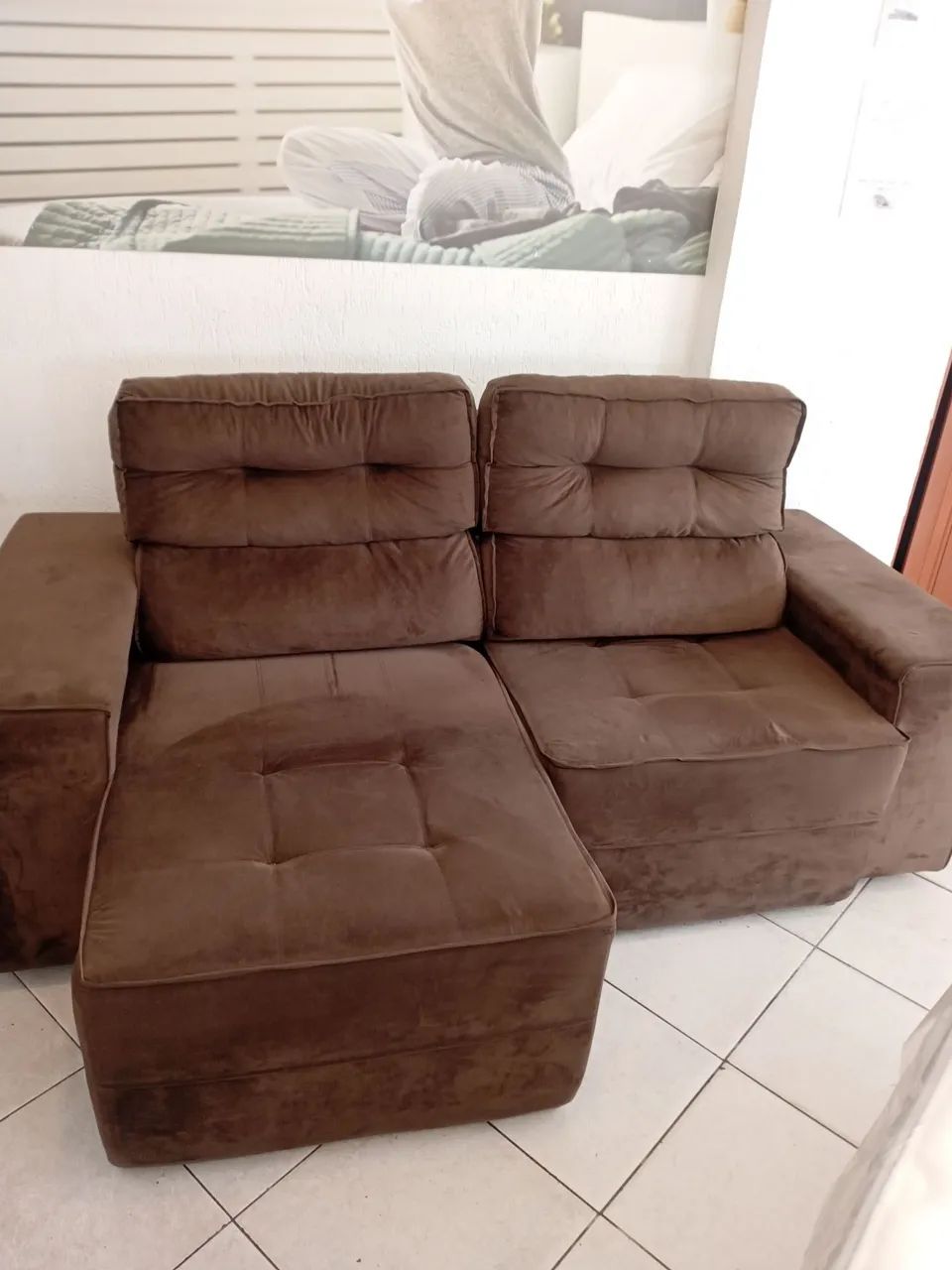 Sofá retrátil 2.0m com caixa suede marrom. - Foto 2