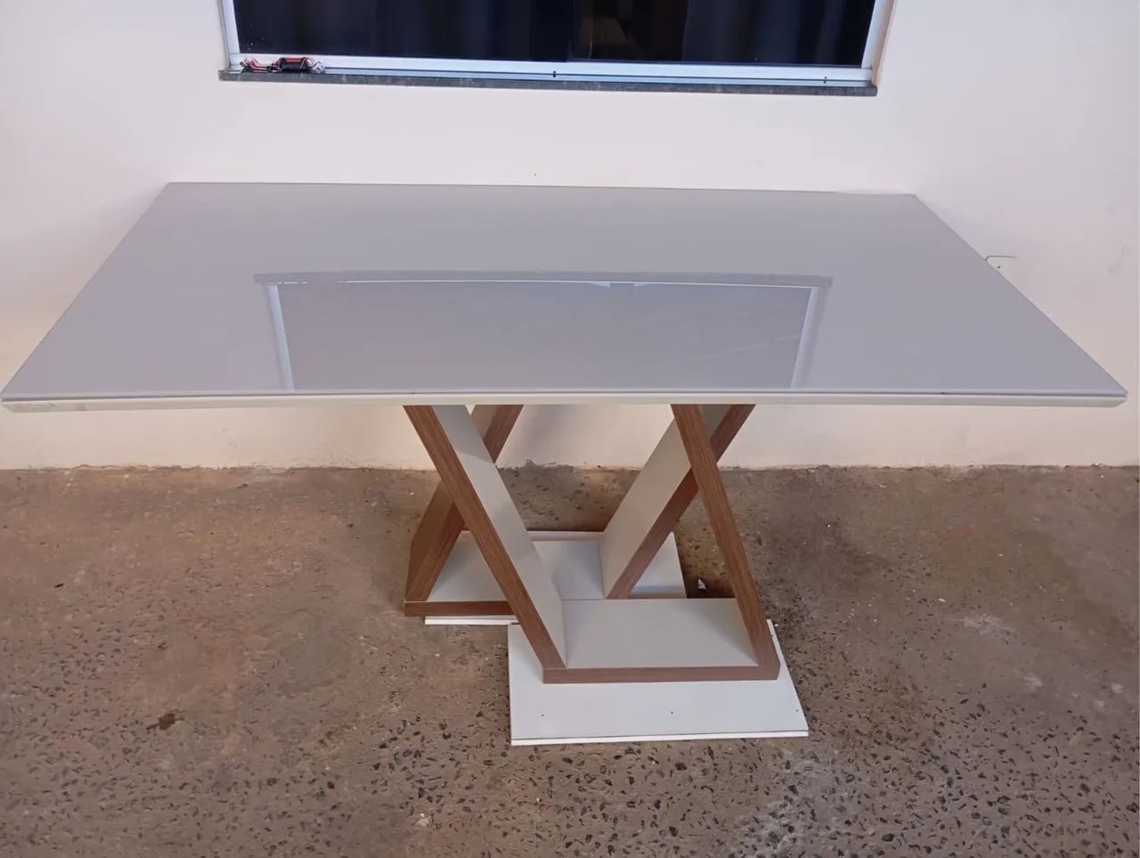 * Mesa de jantar com tampa de vidro *
