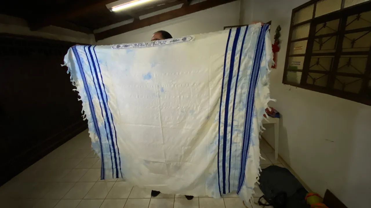 Talit (xale de oração judaico com abotoaduras e bolsa de plástico)