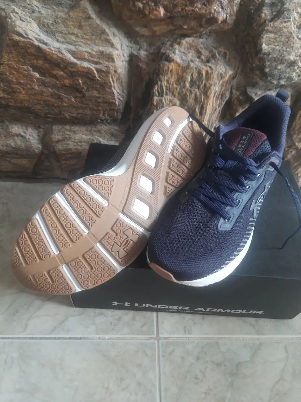 Par de tênis Under Armour original tam.40 mais um par de meias - Foto 4