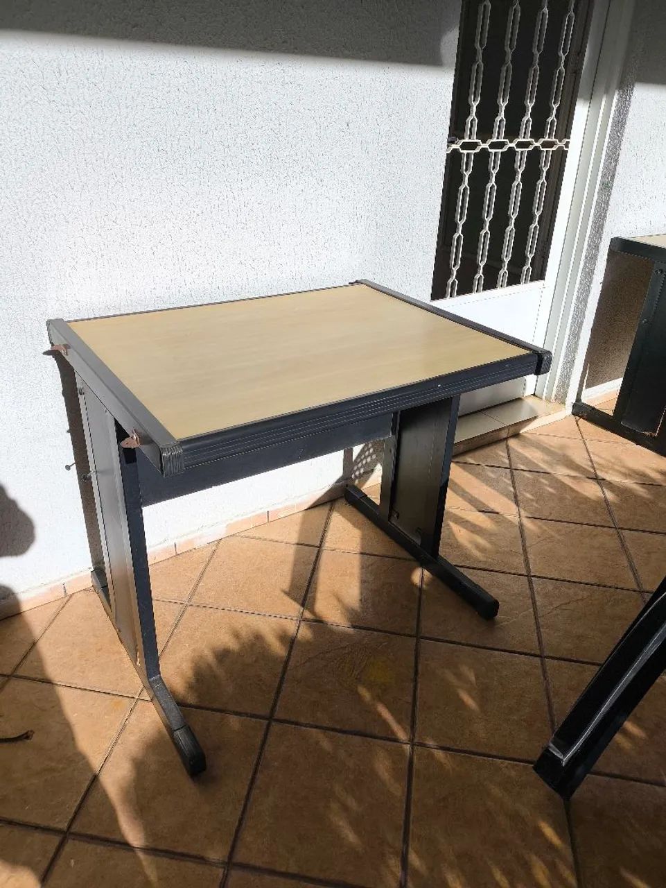 Mesa de escrotiria e L
