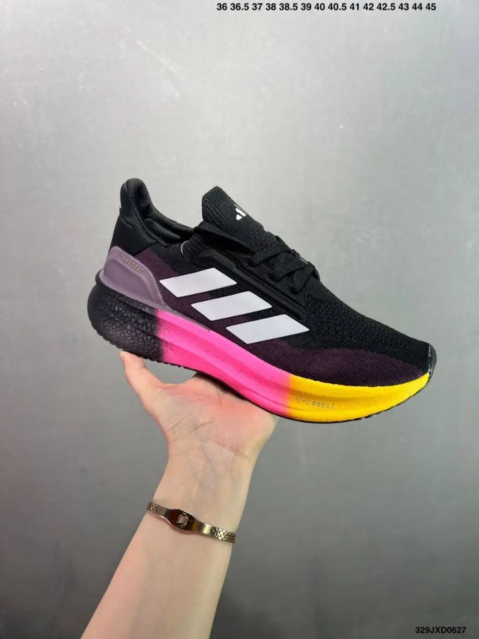 Tênis Adidas Ultraboost - Conforto Máximo e Estilo Moderno - Foto 4