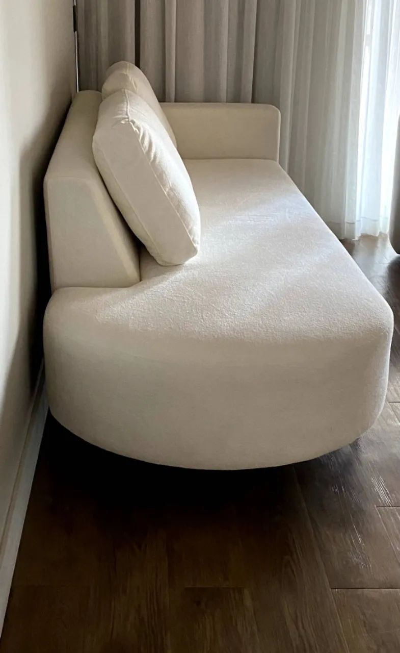 Sofá 3 lugares bouclé branco impermeabilizado - Foto 2