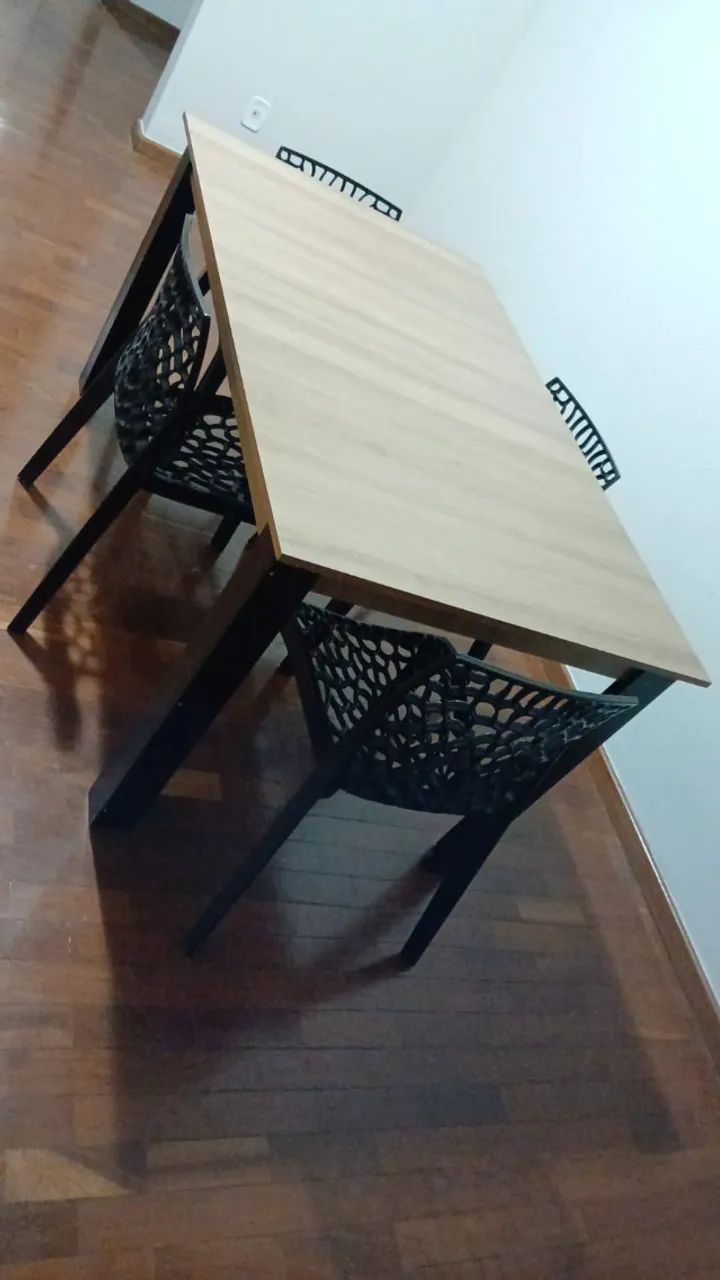 Mesa com 4 cadeiras