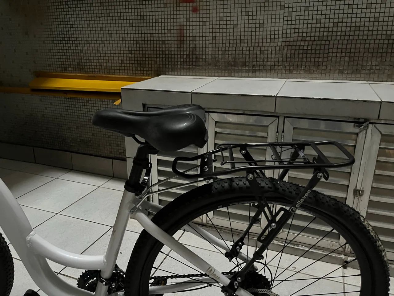 Vendo bicicleta Aro 29 Alumínio Rava semi nova (usada 5x) com cesta e sino - Foto 4