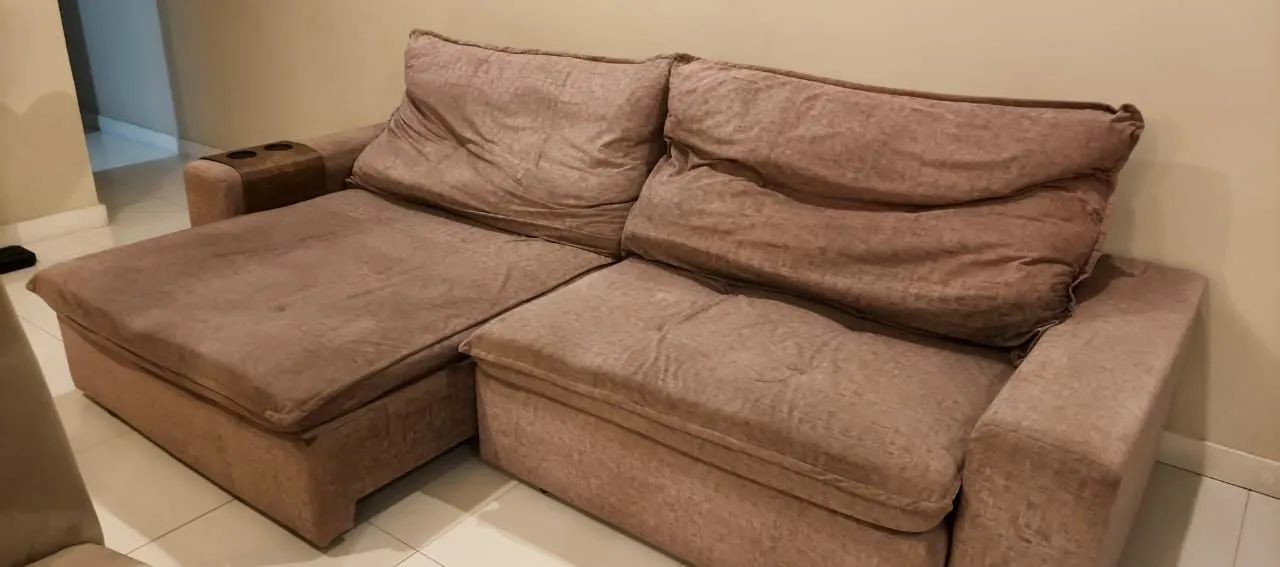Vendo sofá retrátil gigante e 4 cadeiras  - Foto 4