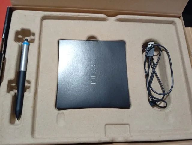 Mesa digitalizadora Wacom Intuos Pen & Touch CTH-680 black e silver - Foto 3