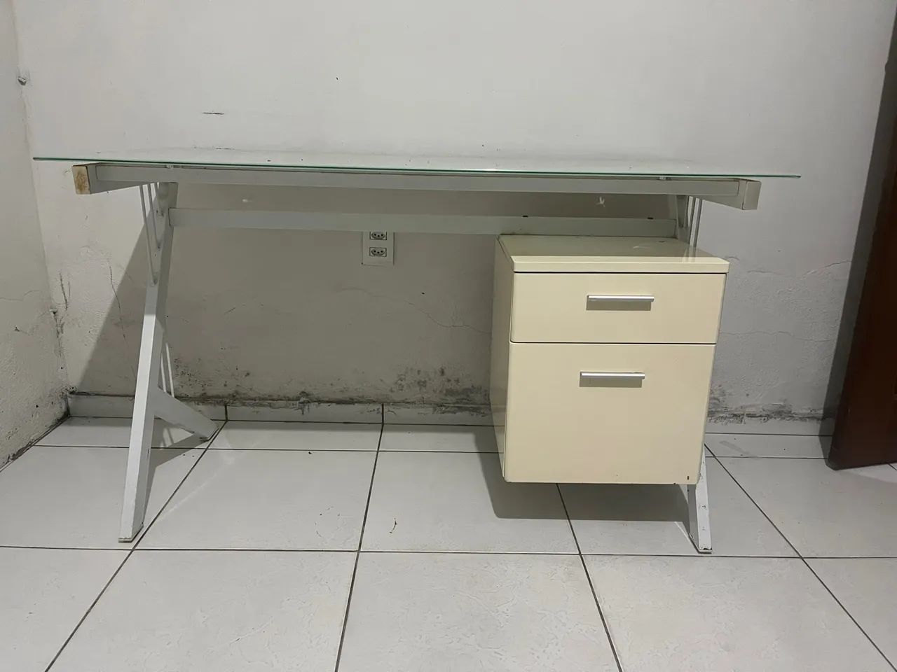 Mesa Escritório/Estudo com gavetas e Tampo de Vidro - Foto 4