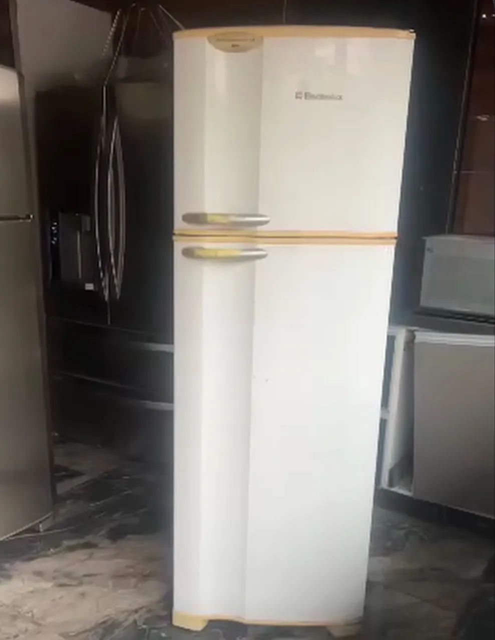 Geladeira com garantia e frete grátis. 