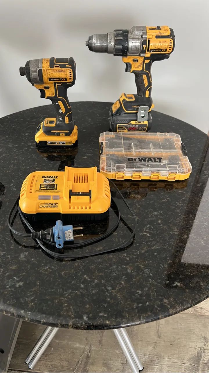 Kit furadeira + parafusadeira dewalt com baterias, carregador e bits