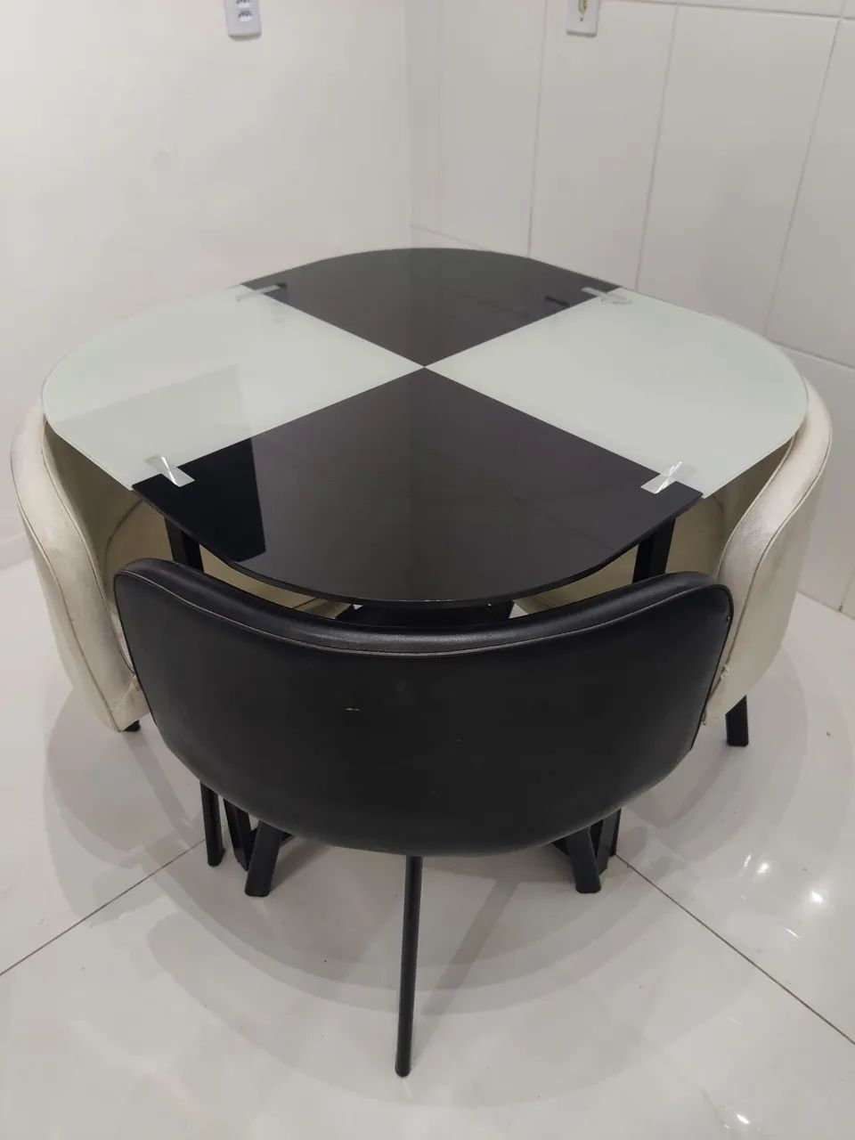 Mesa de Vidro Temperado Quadrada + 4 cadeiras 