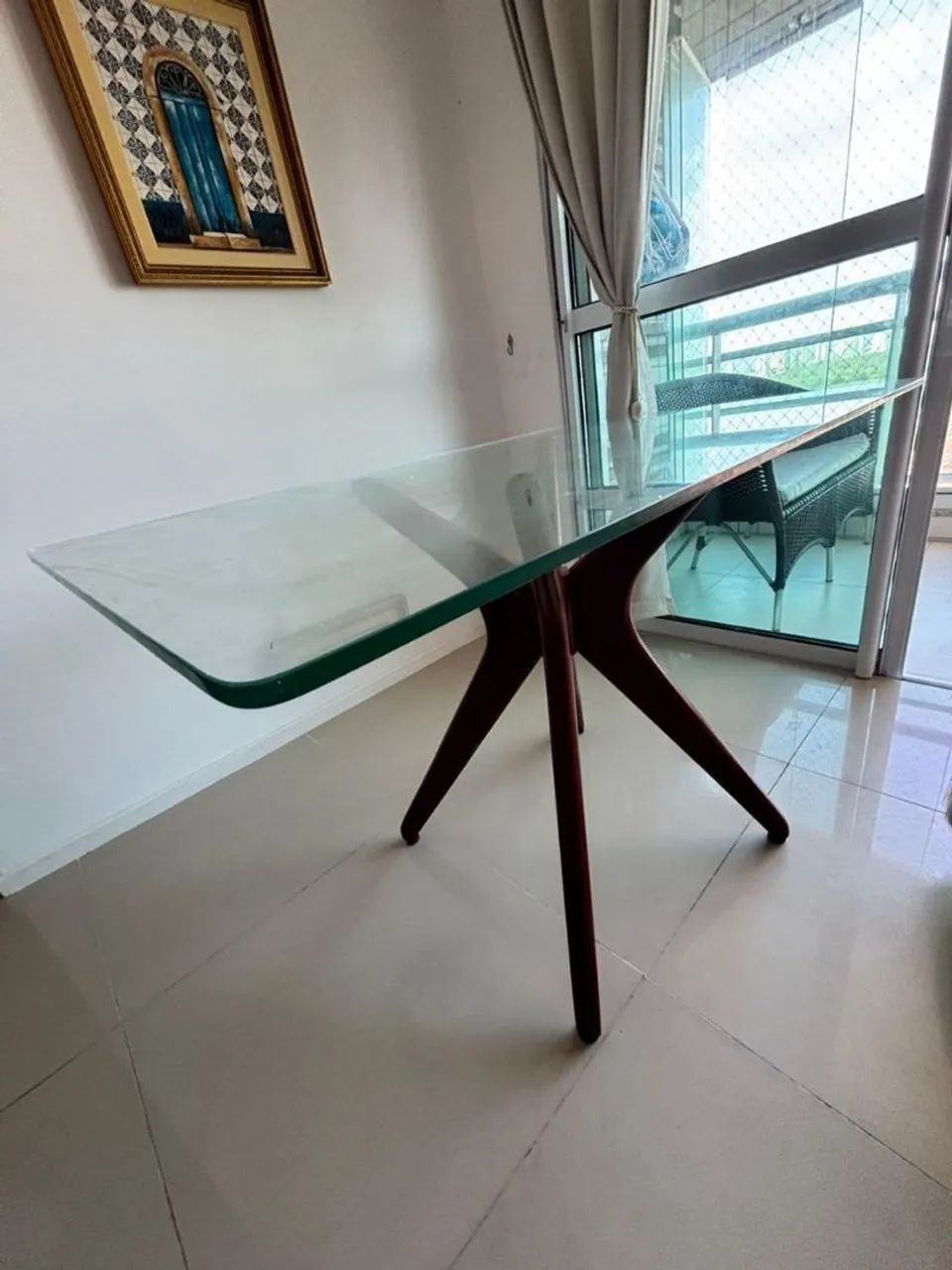 Mesa com base de madeira 