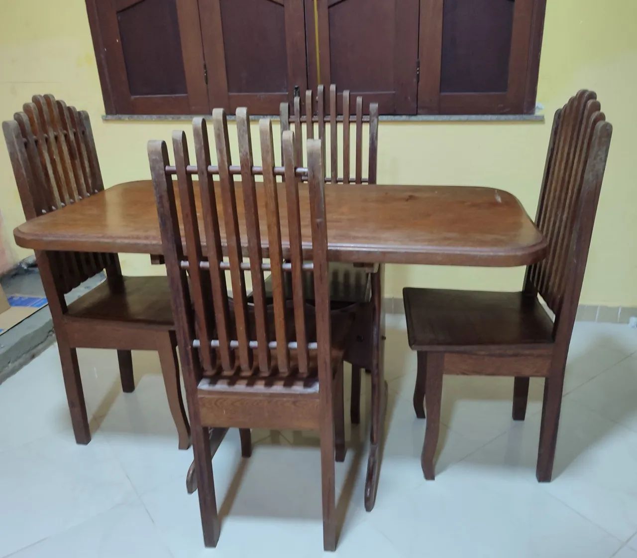Mesa maciça com 4 cadeiras estilosas - Foto 4
