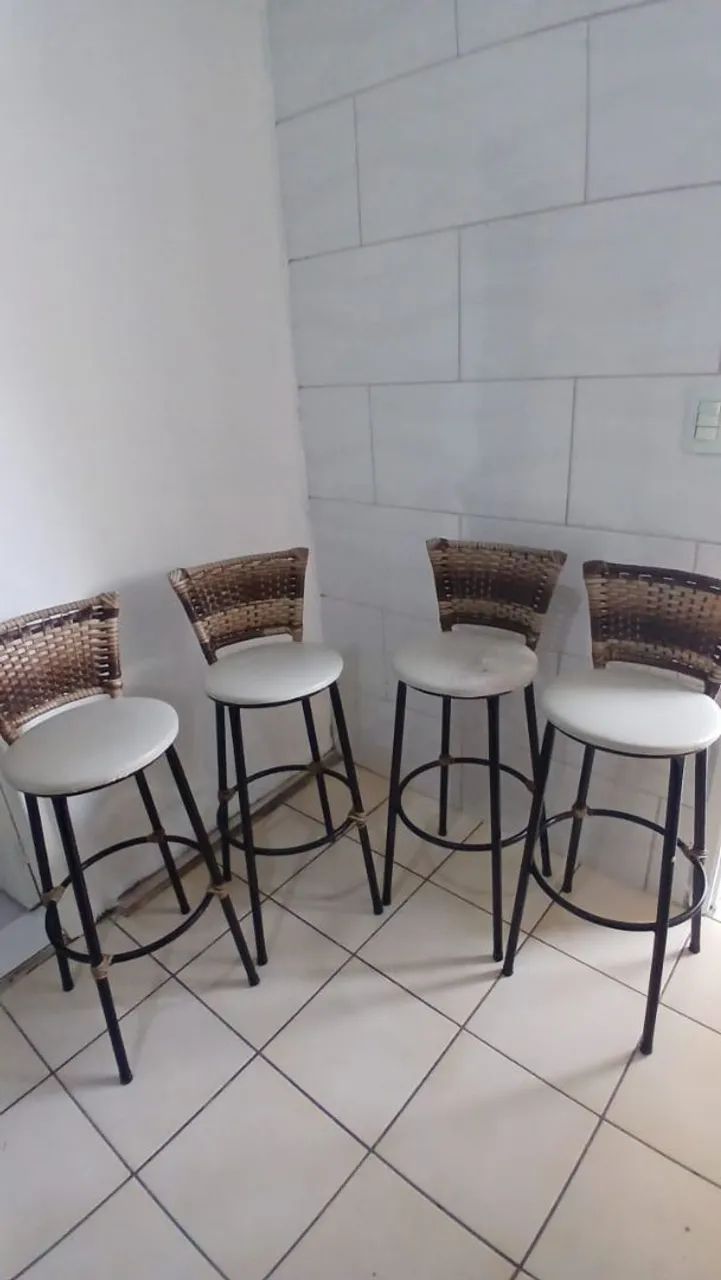 Vendo 4 banquetas semi novas !! 