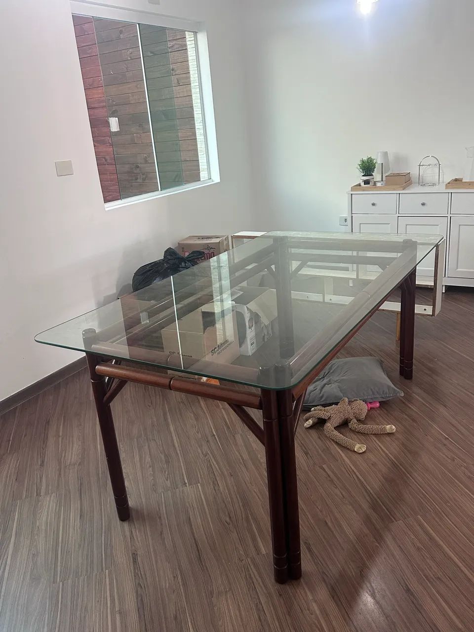 Mesa de jantar de madeira com tampo de vidro