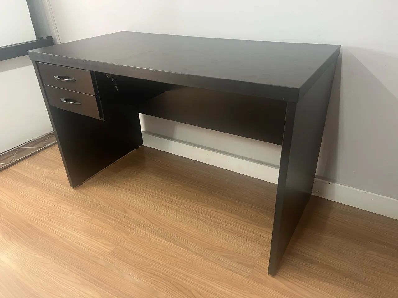 Mesa Escritório Preta com 2 Gavetas - Foto 4