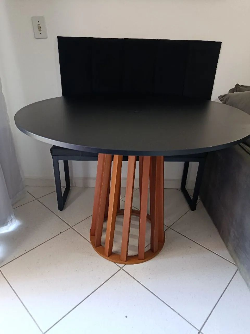 Mesa de jantar, em mdf e madeira maciça preta 100cm - Foto 3