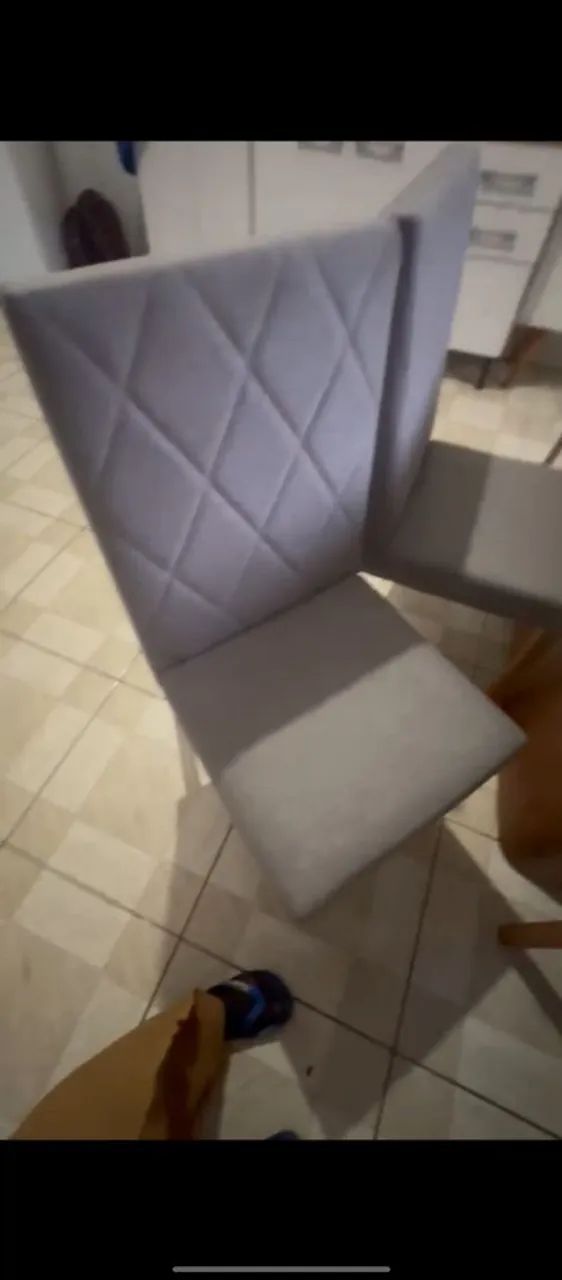 Mesa em MDF e vidro,com 6 cadeiras em estofados em perfeito estado  - Foto 2