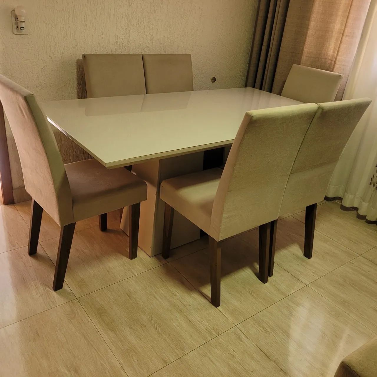 Mesa com 6 cadeiras 
