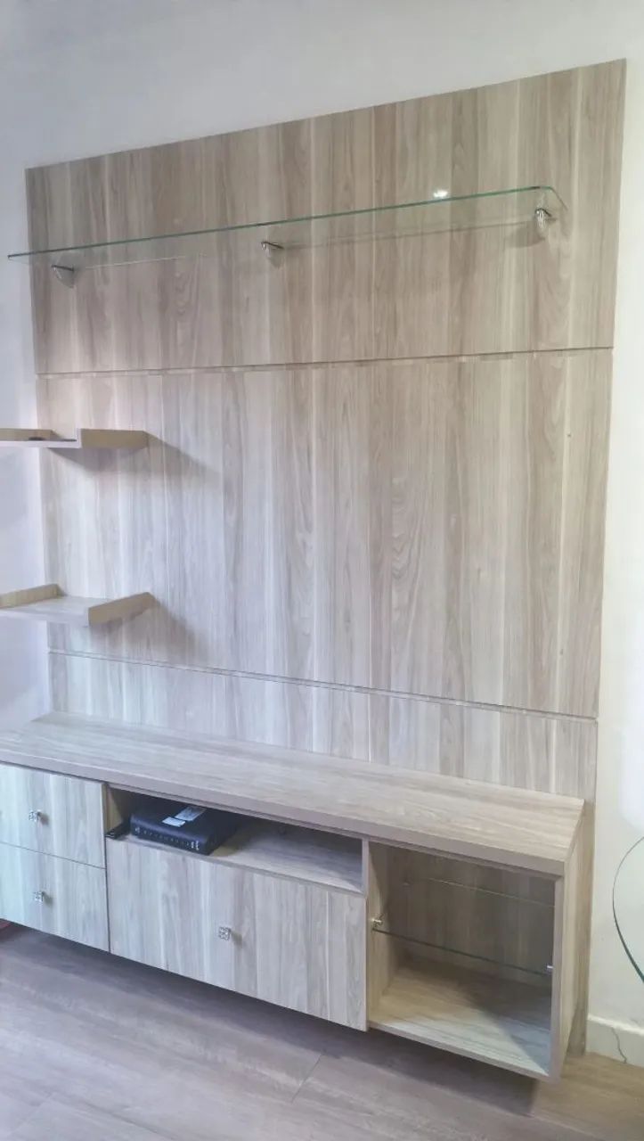 Lindo painel com rack para sala