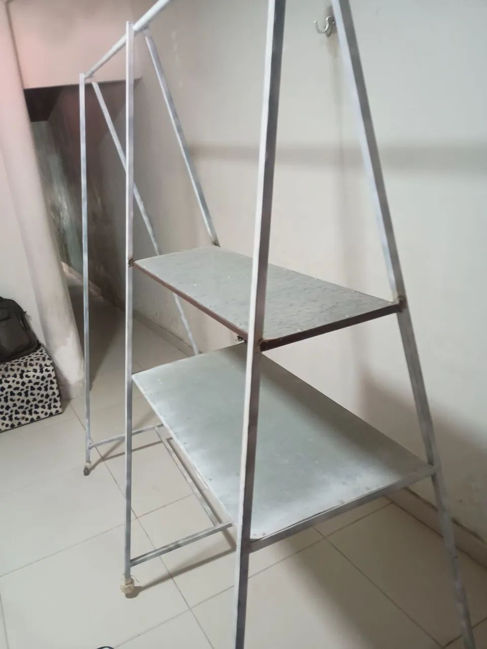pratileira de ferro com rodas