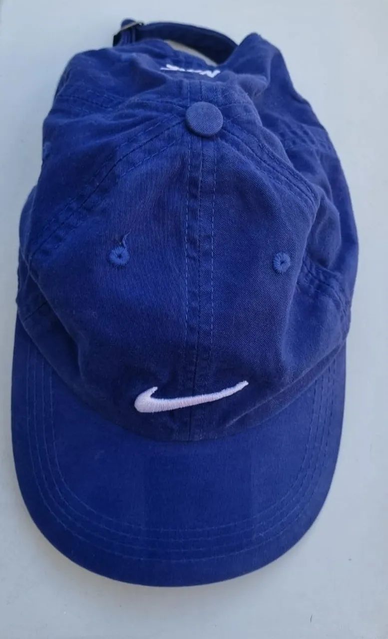 bone azul com logo branco nike semi novo