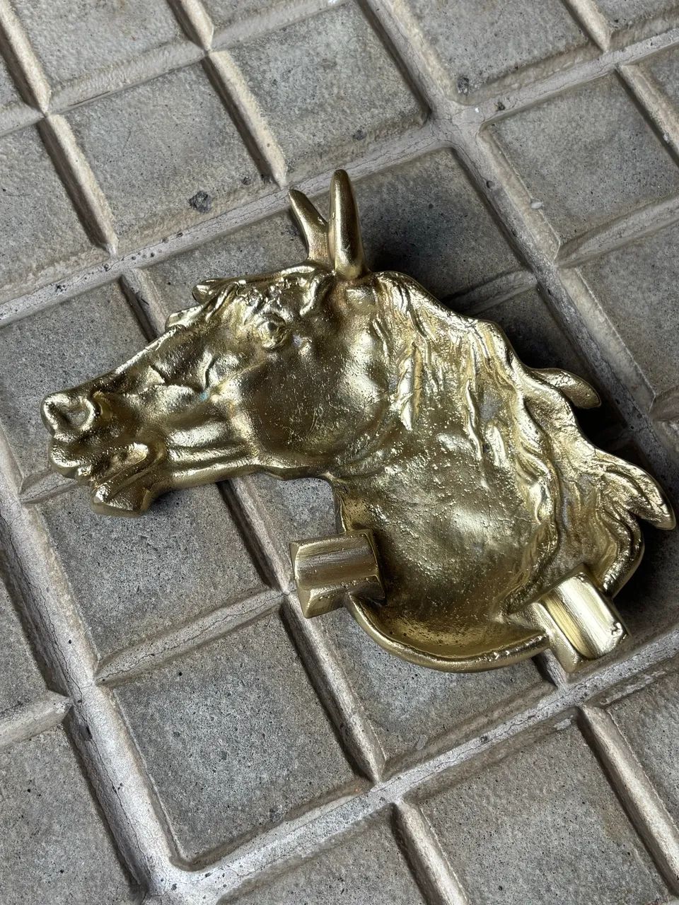 Antigo cinzeiro de cavalo em bronze