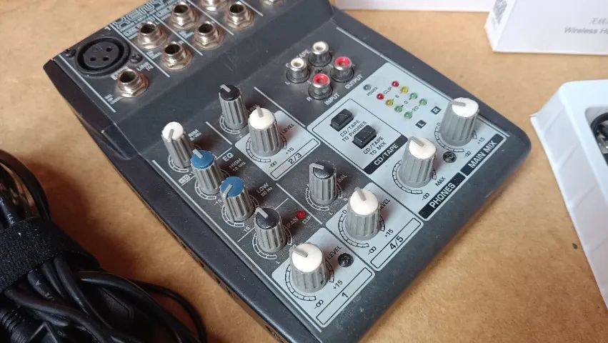 MESA DE SOM BEHRINGER XENYX 502 - COM PHANTOM POWER