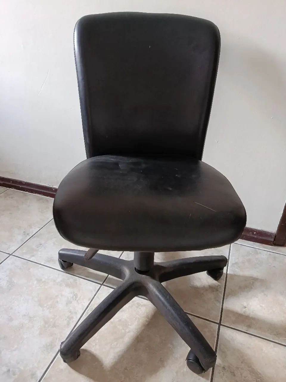 Cadeira de Escritório Giratória Em Couro Sintético Com Rodinhas Super Barato  - Foto 3