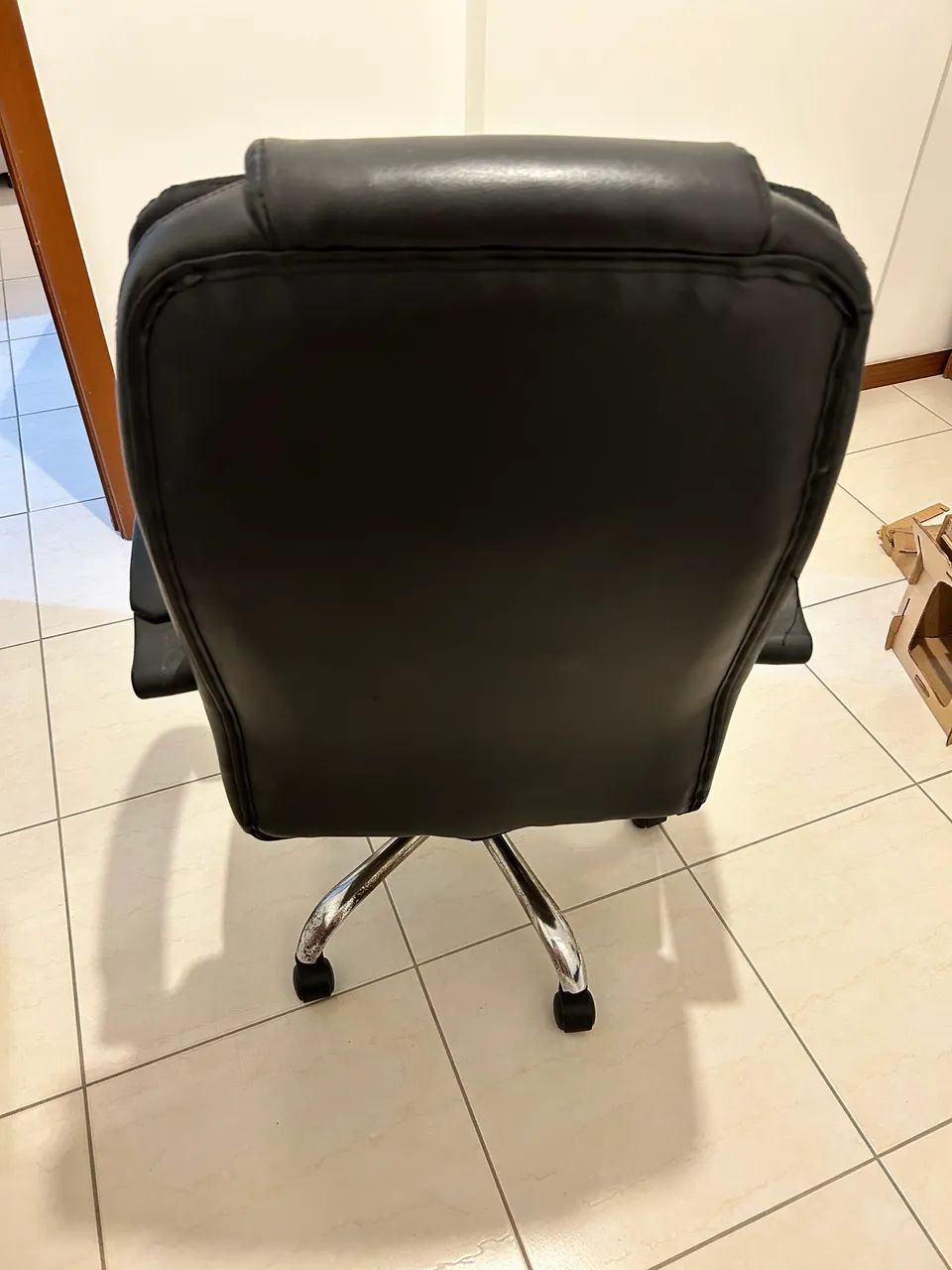 Cadeira presidente giratória preta - Foto 2