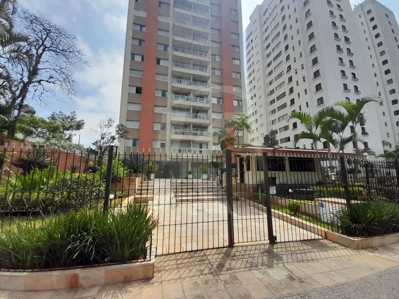 Apartamento com 96 m² localizado na av Braz Leme.