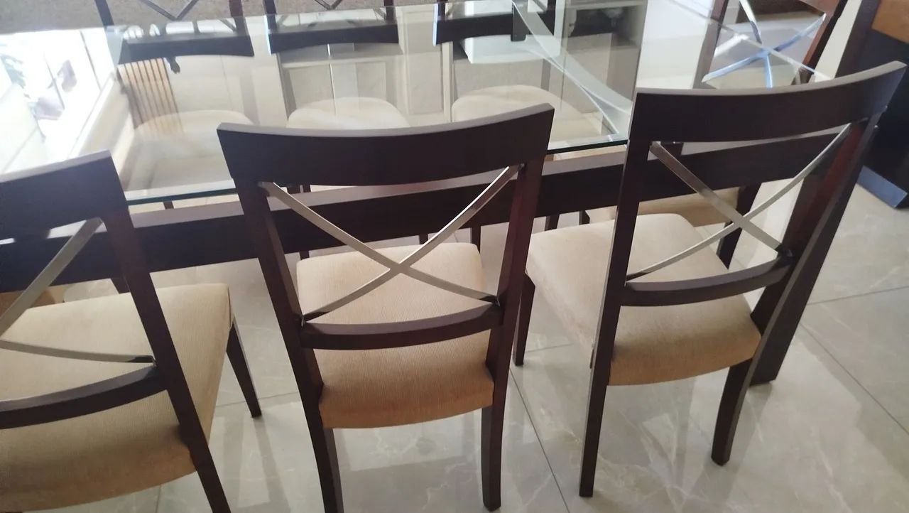 Vendo mesa com tampo de vidro com 8 cadeiras  - Foto 3