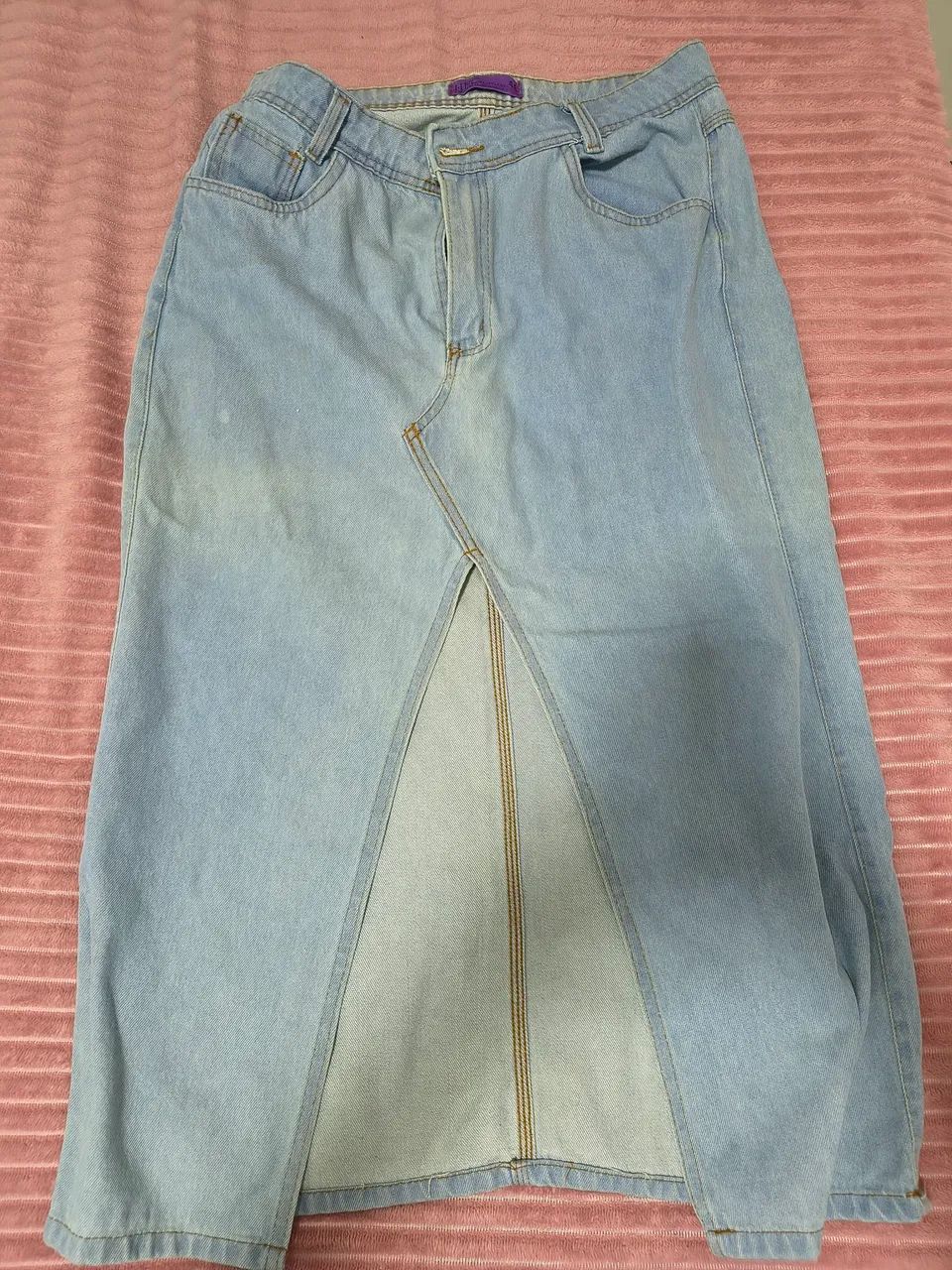 Saia jeans midi com fenda 