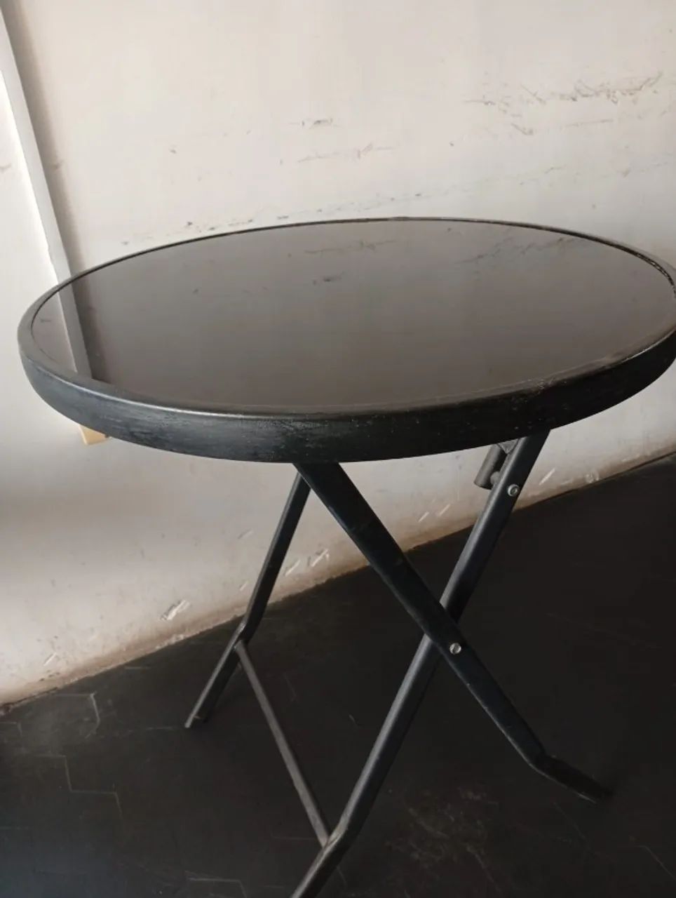Mesa bistrô em metal com tampo de vidro preto