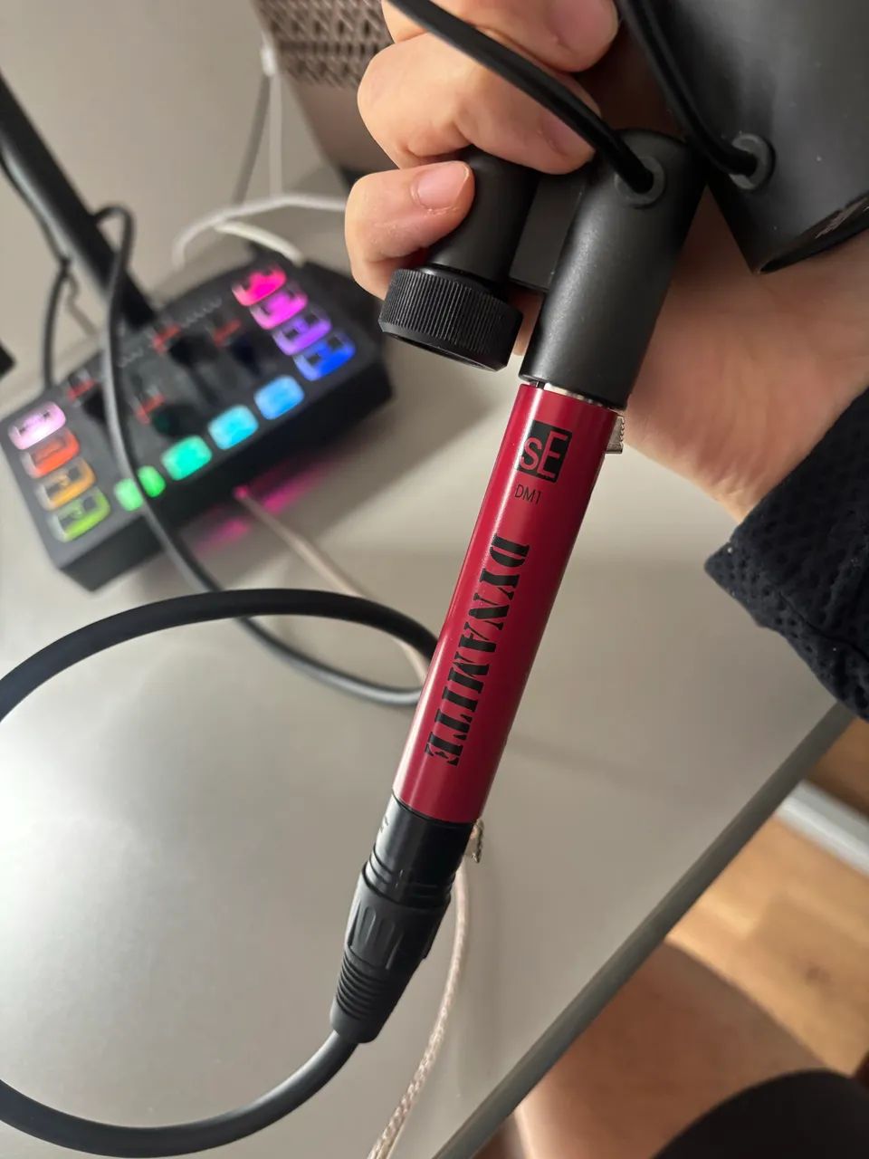 KIT COMPLETO SHURE SM7B + DYNAMITE (BOOSTER) + FIFINE SC3 INTERFACE DE AUDIO  - Foto 4