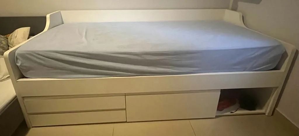 Cama solteiro planejada com gavetas 