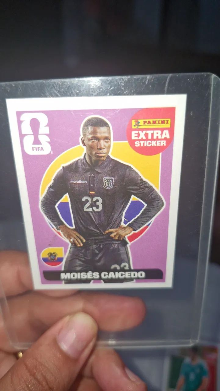 Figurinha Raul Jimenez Gold/Ouro e Moisés Caicedo Bordô - Foto 3