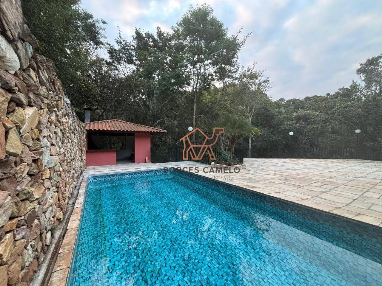 charmosa casa com amplo quintal - Foto 4