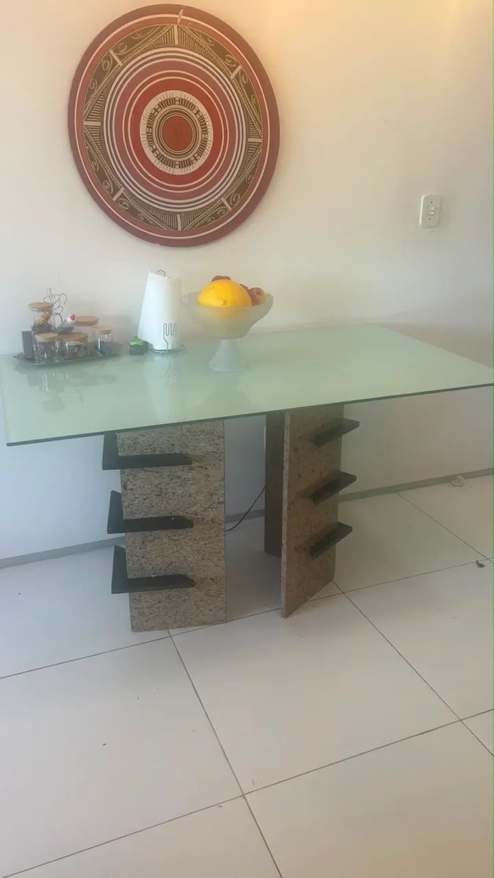 Vendo mesa de vidro temperado e pés de granito