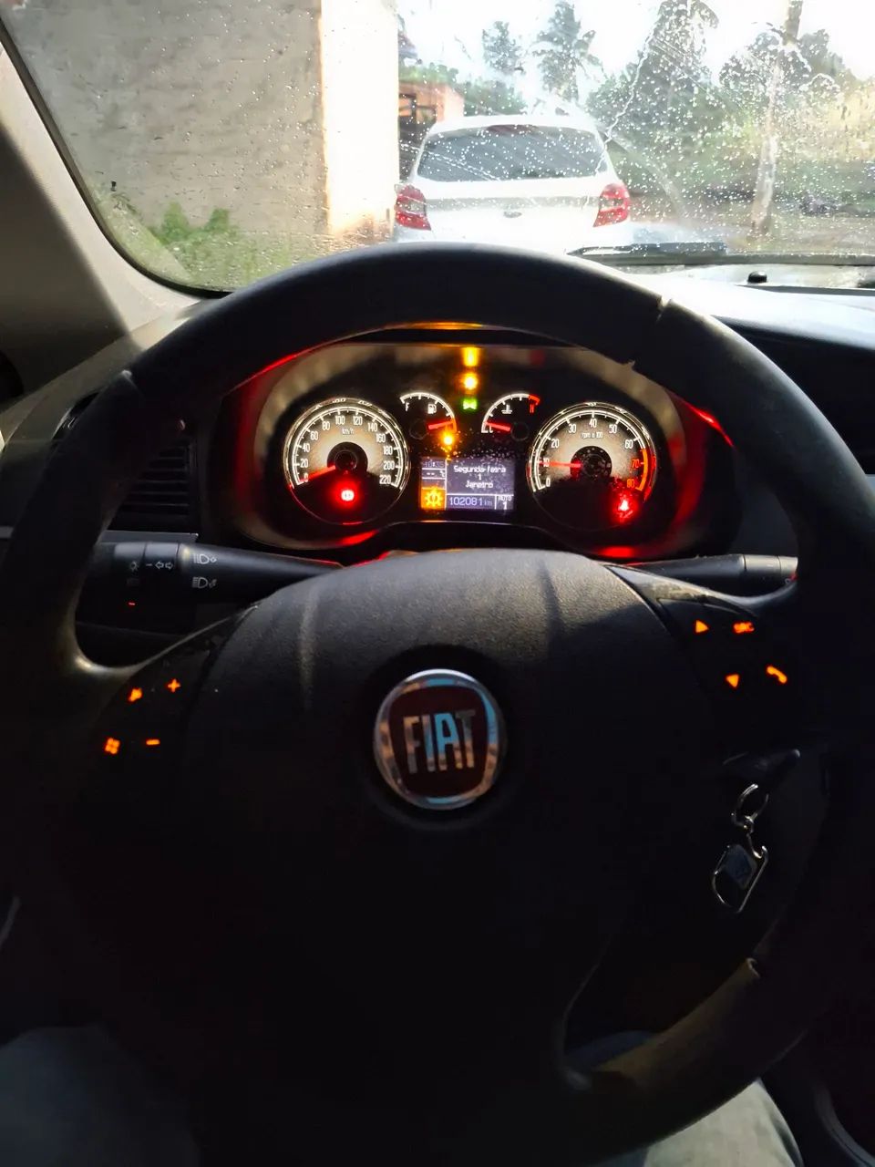 Fiat Linea Essence Dualogic 1.8 Flex 16V 4P 2013
