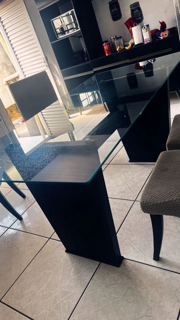 Vendo mesa de jantar com 8 cadeiras e buffet