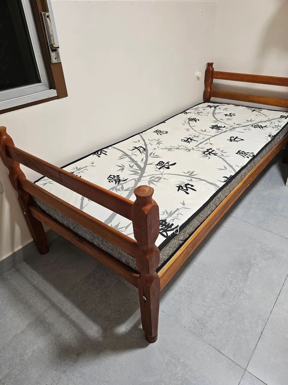 Cama de solteiro em madeira e colchão  - Foto 2
