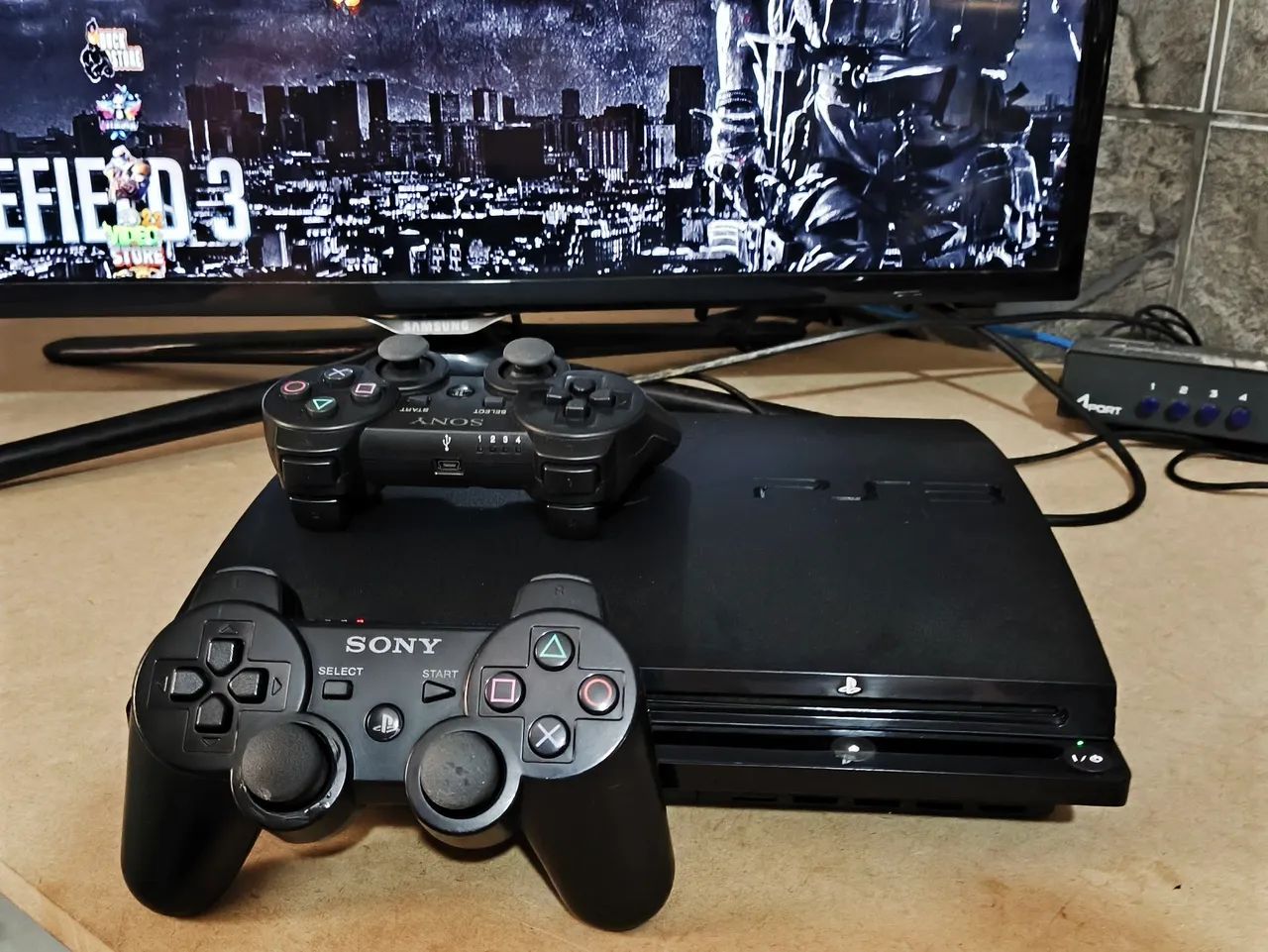 PS3 slim desbloqueado com 2 controles e cabos  - Foto 3