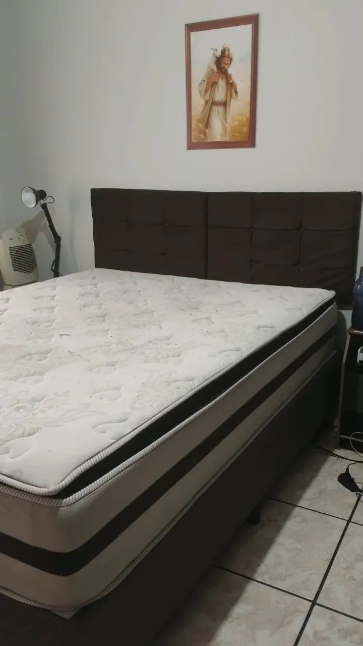 Cama QUEEN,  acompanha a cabeceira, base e colchão.