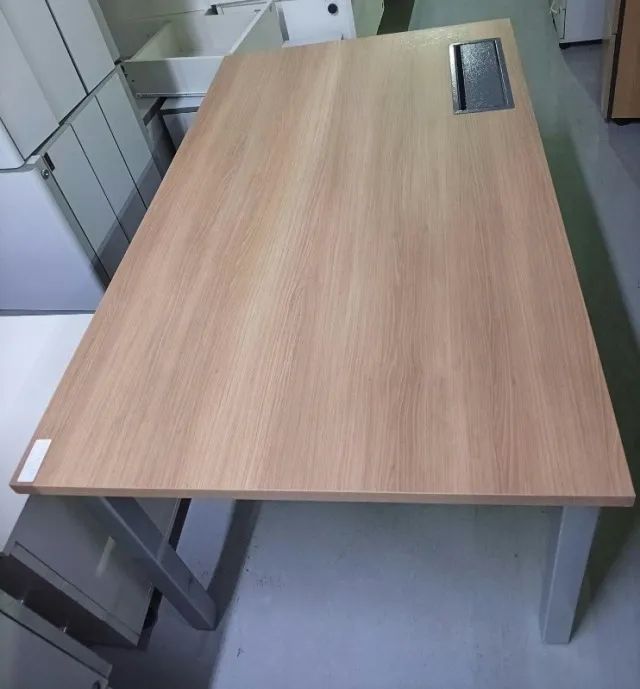 Mesa Retangular de Escritório com Passagem para Fios  - Foto 5
