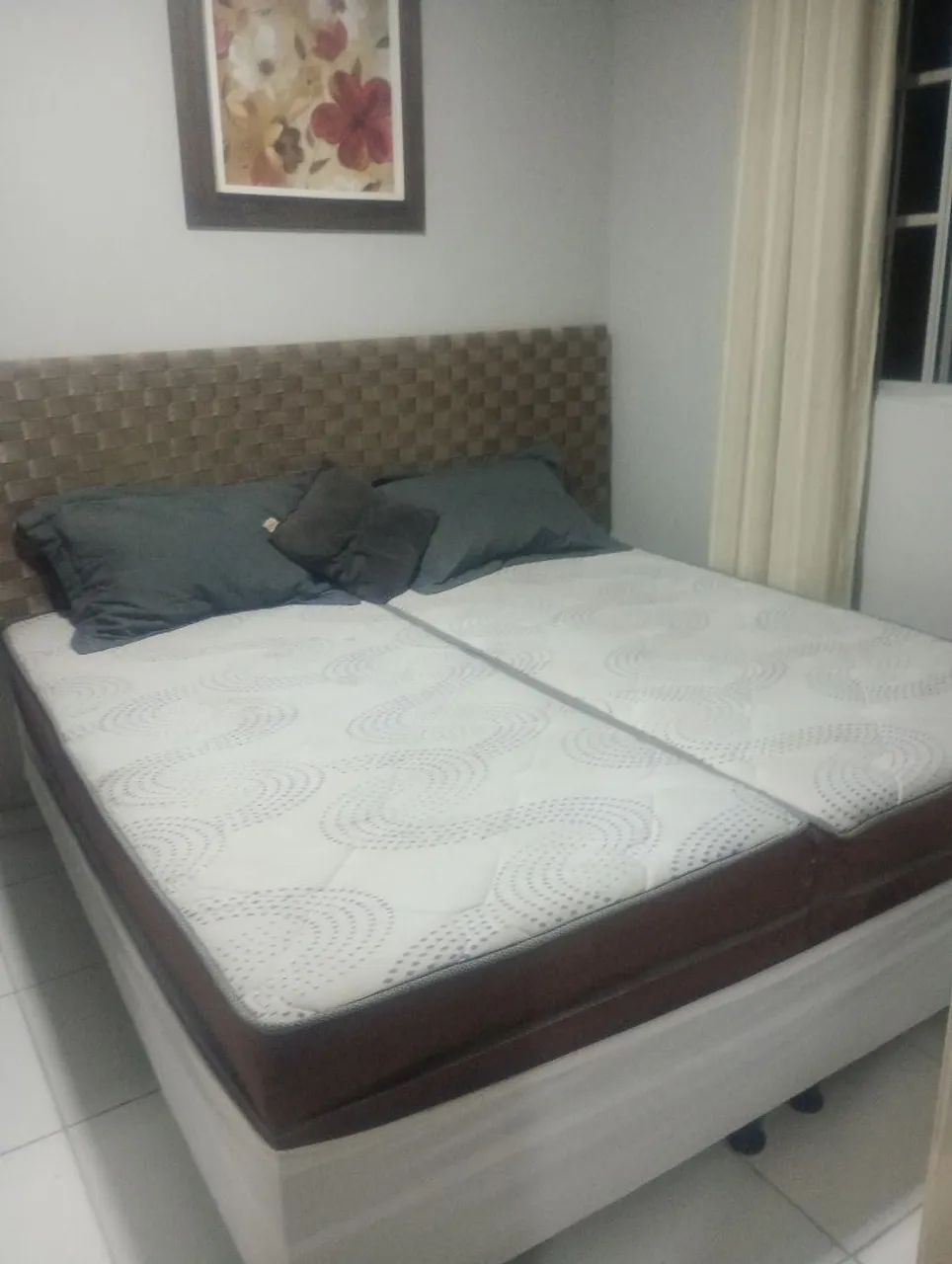 Cama com criado mudo