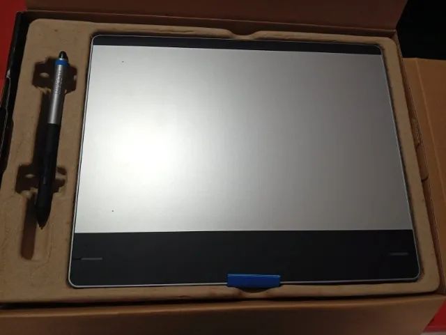 Mesa digitalizadora Wacom Intuos Pen & Touch CTH-680 black e silver - Foto 5