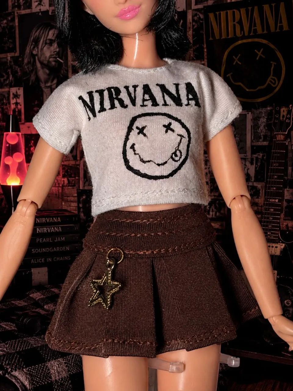 Roupinha de barbie camisa Nirvana e saia plissada  - Foto 3