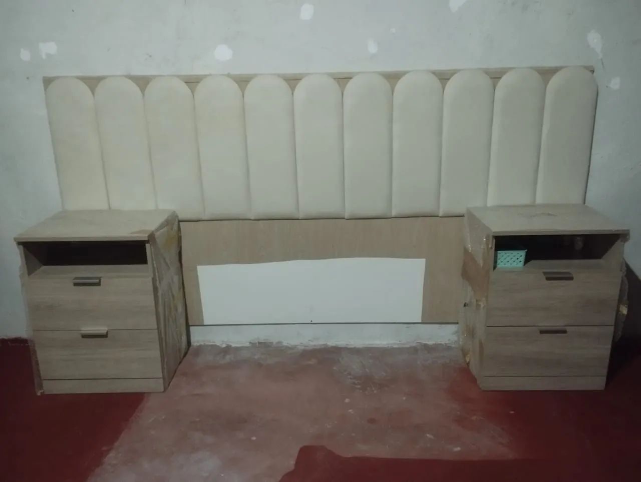 Cabiceira de cama com criado mudo